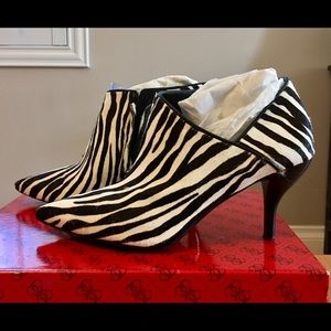Guess Glorily booties size 7